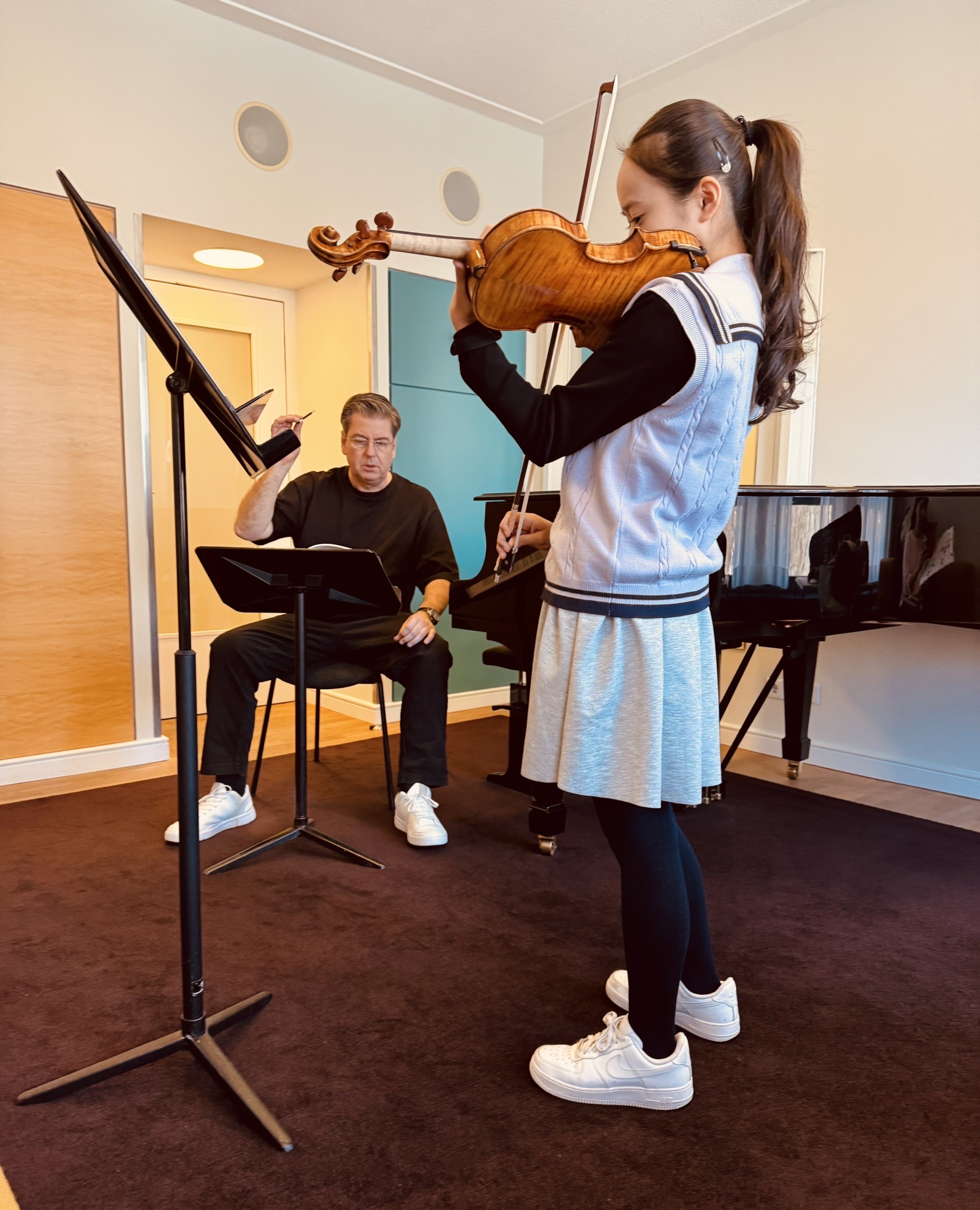 Briefing before rehearsal with the conductor